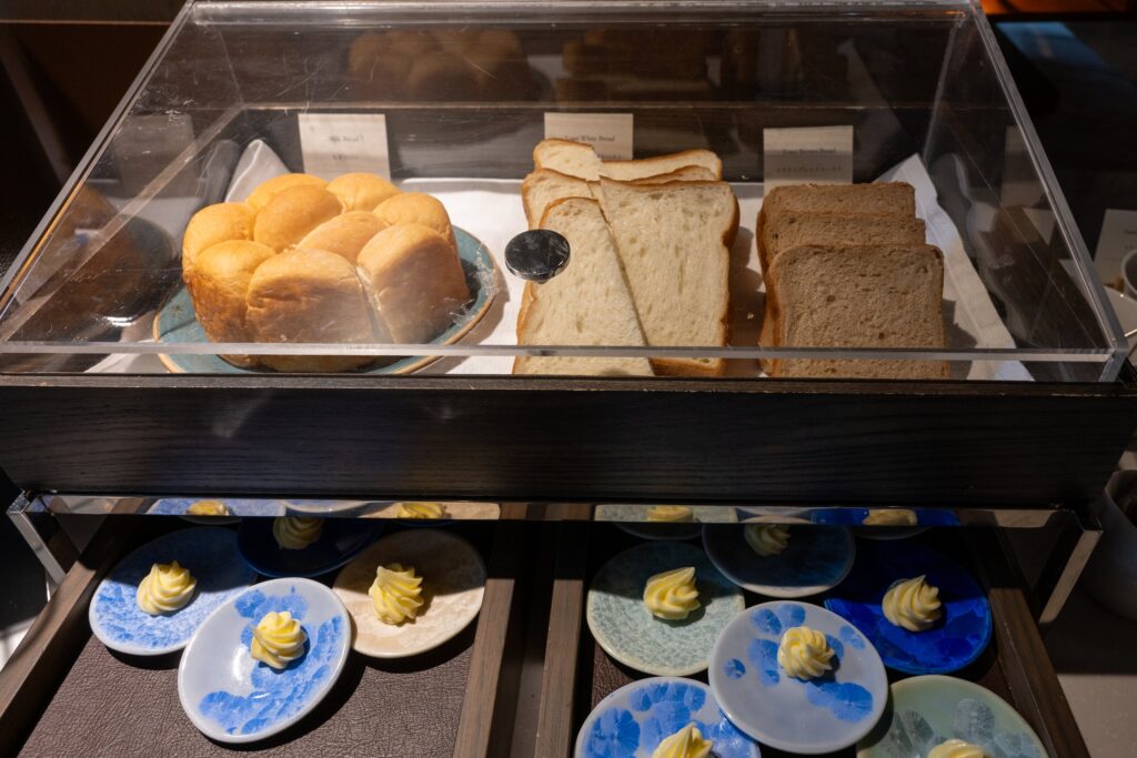 ホテルザ三井京都の朝食の食パン・ミルクパンとバター