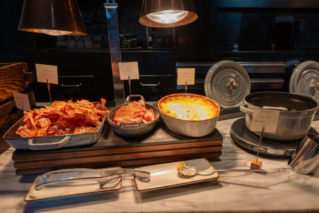 ホテルザ三井京都の朝食のベーコンとラザニア
