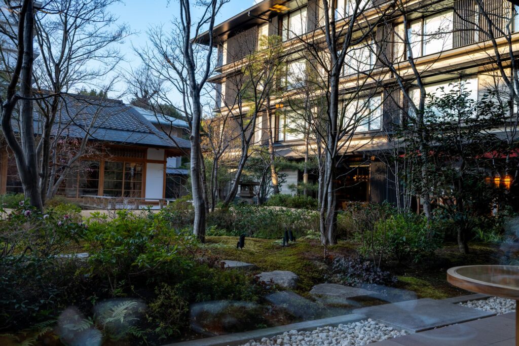 ホテルザ三井京都のFORNIの窓から見た朝の中庭
