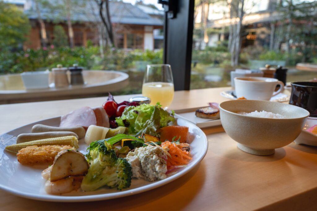 ホテルザ三井京都の朝食のビュッフェの皿とご飯