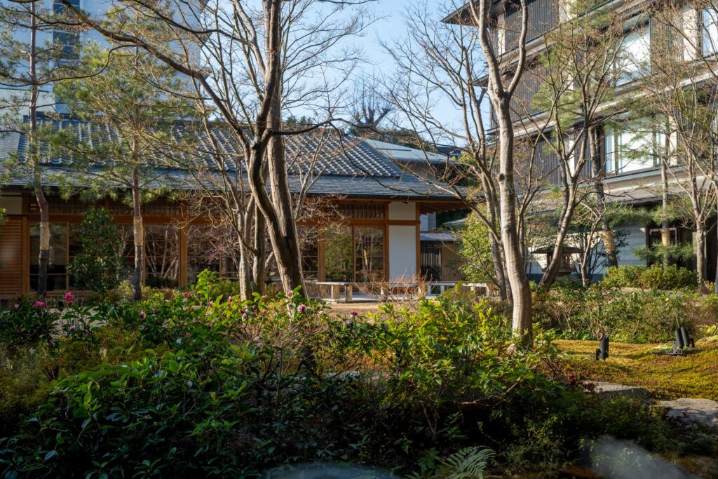 ホテルザ三井京都の朝日に照らされた中庭