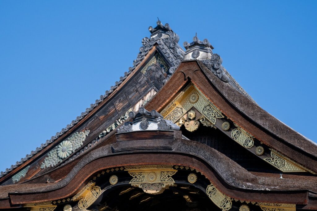 二条城の破風の金色の装飾