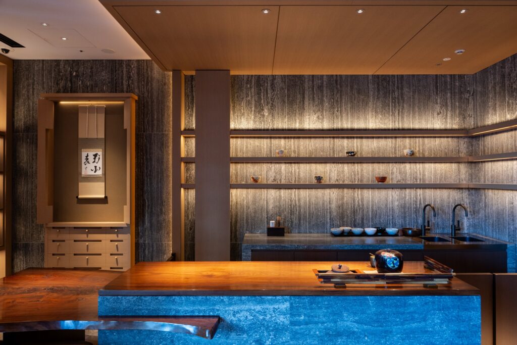 ホテルザ三井京都の茶居の掛け軸とカウンター