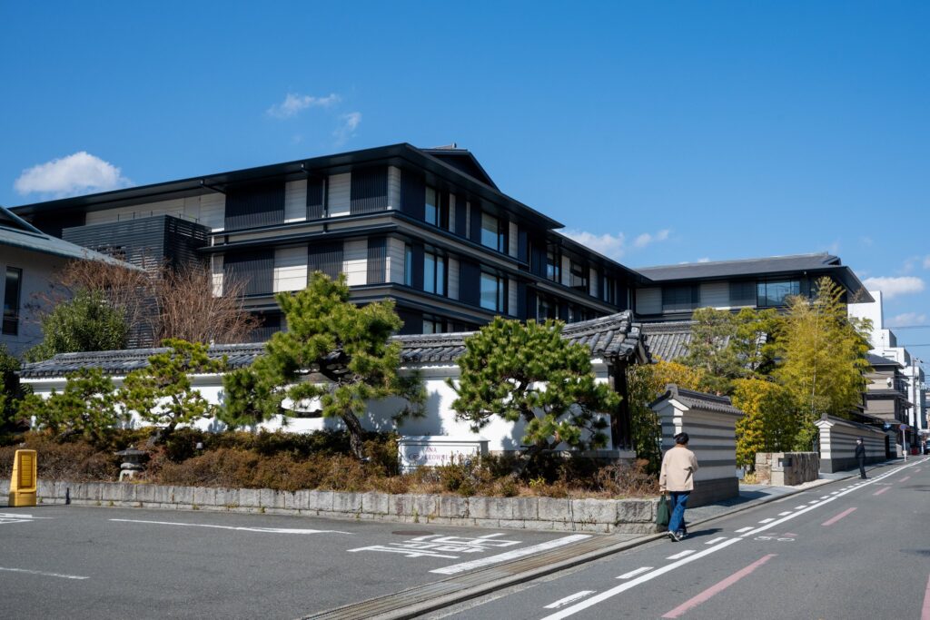 ホテルザ三井京都の外観(白い塀と客室棟)