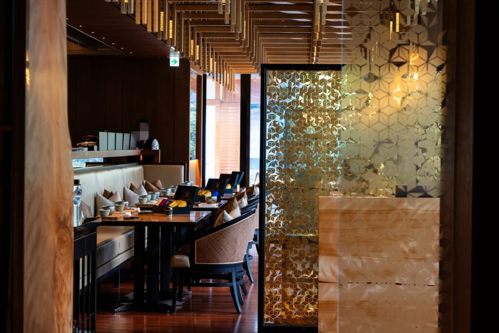 ホテルザ三井京都の『結一(YUI)』の店内とガラスのスクリーン