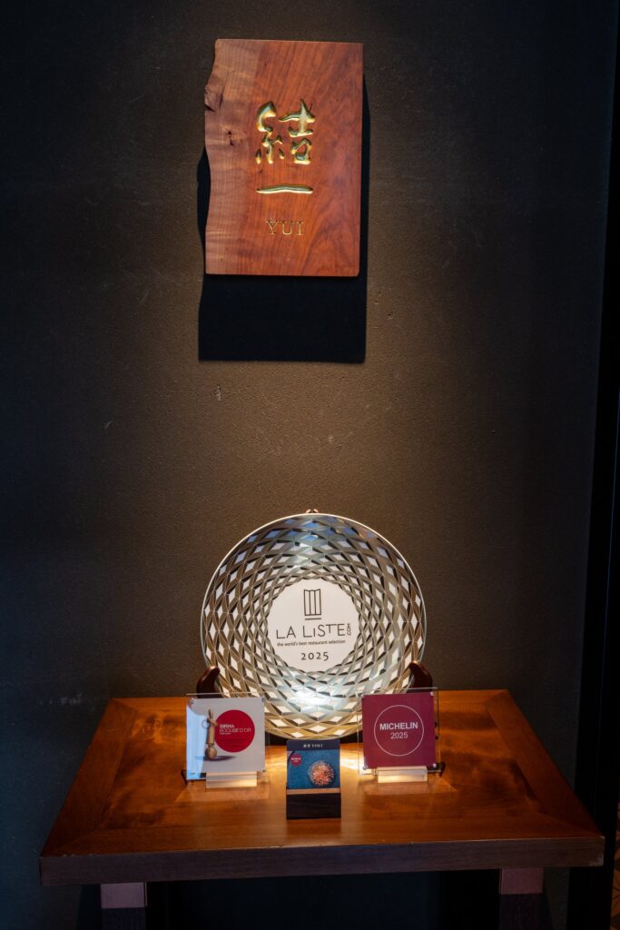 ホテルザ三井京都の『結一(YUI)』の看板と受賞の展示