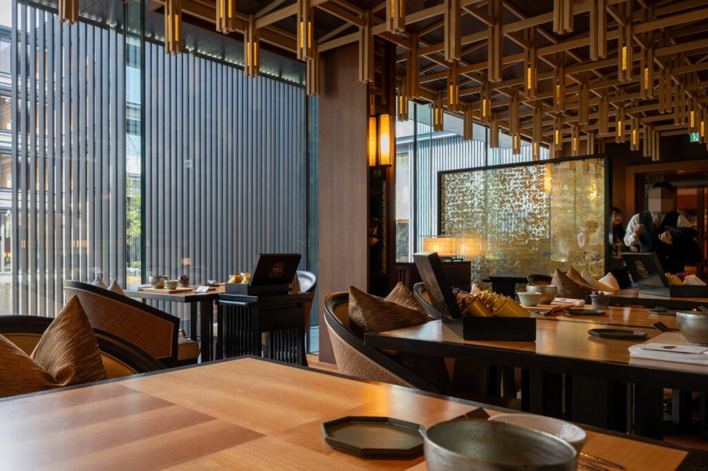 ホテルザ三井京都の『結一(YUI)』の店内(木の格子天井と窓)
