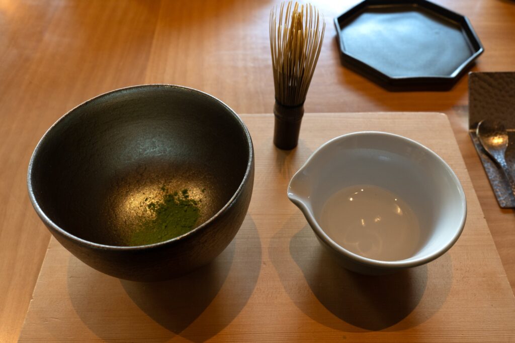 ホテルザ三井京都のアフタヌーンティーの点てる前の抹茶と茶筅