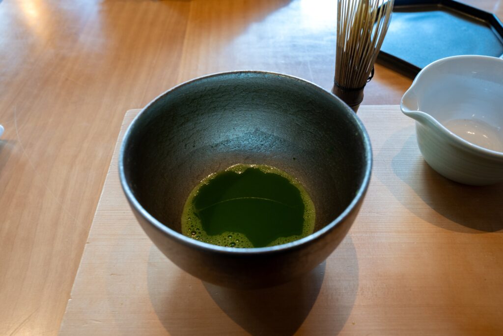 ホテルザ三井京都のアフタヌーンティーで自分で点てた縁紫の抹茶