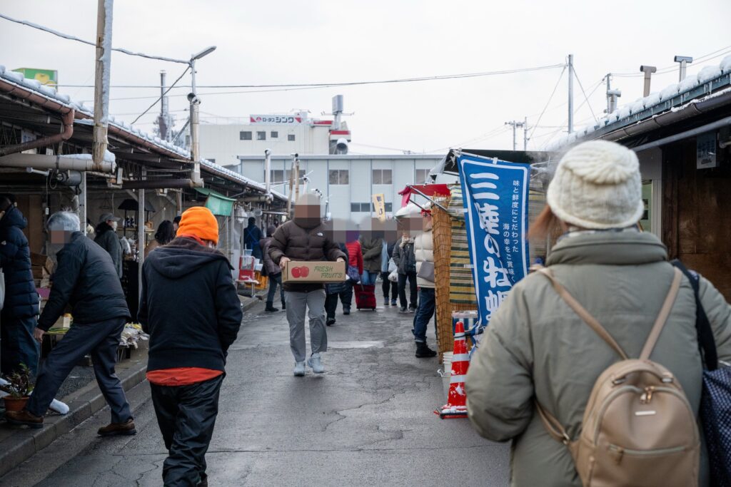 盛岡神子田朝市の通路(雪の朝)