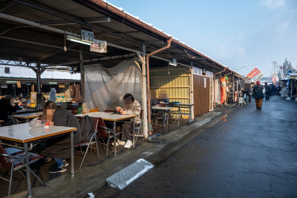盛岡神子田朝市のテーブル席